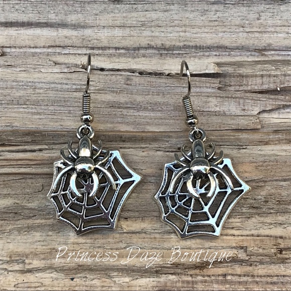 Jewelry - Cool Spider &‎ Web Dangle Earrings